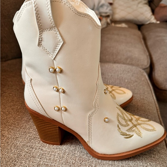 Beautiful boots - Picture 2 of 4